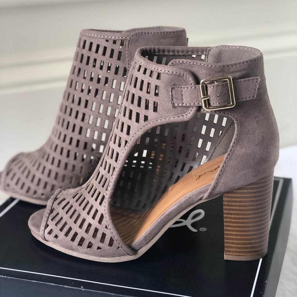 Shoes  Brand NEW IN BOX 3.5 “ heel